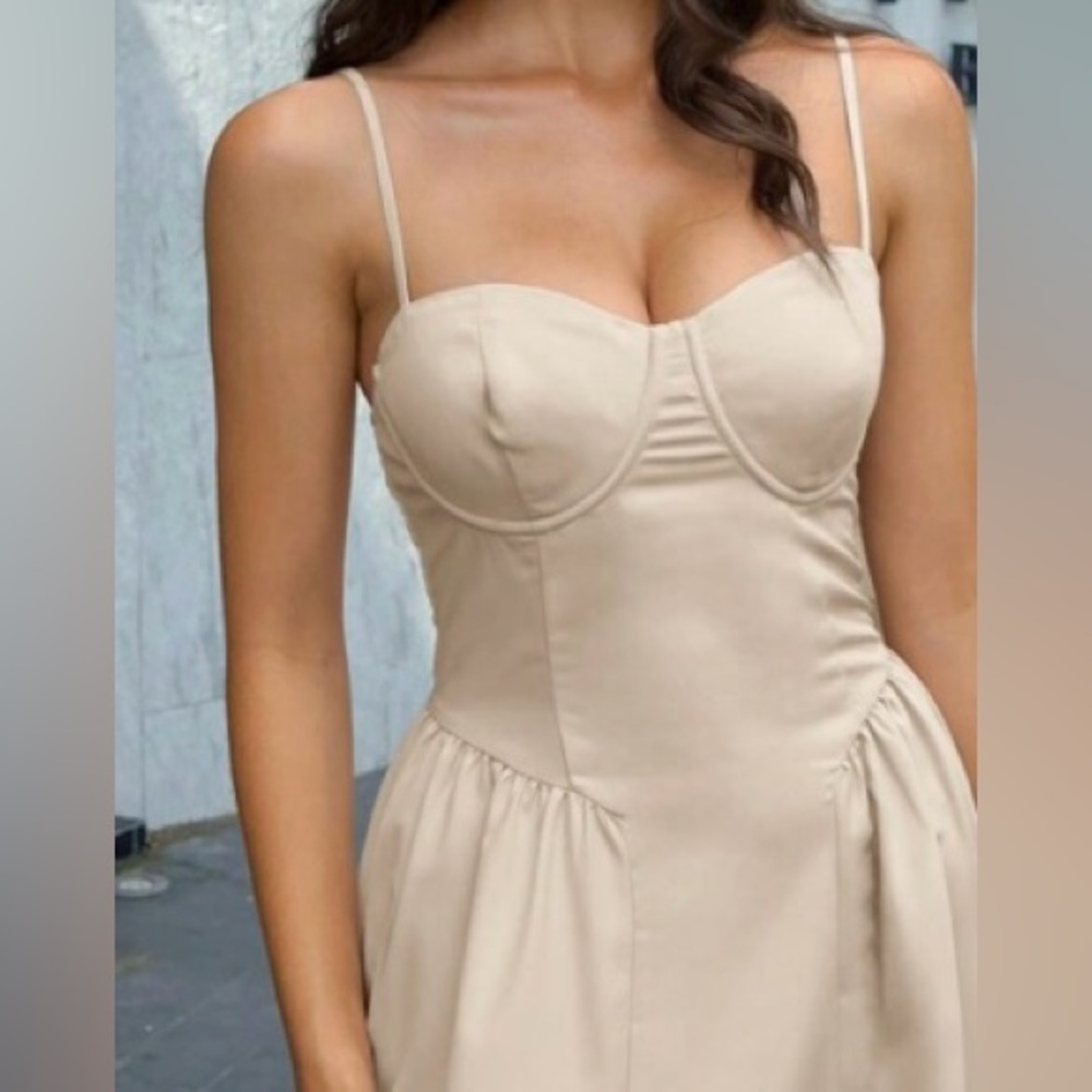Elegant dress with adjustable straps - Picture 3 of 6